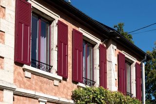 17064_volets-battants-tradi.jpeg volet battant tradi rouge bordeaux facade