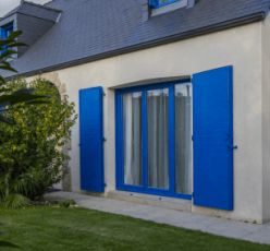 Volets bleus sur facade extérieure