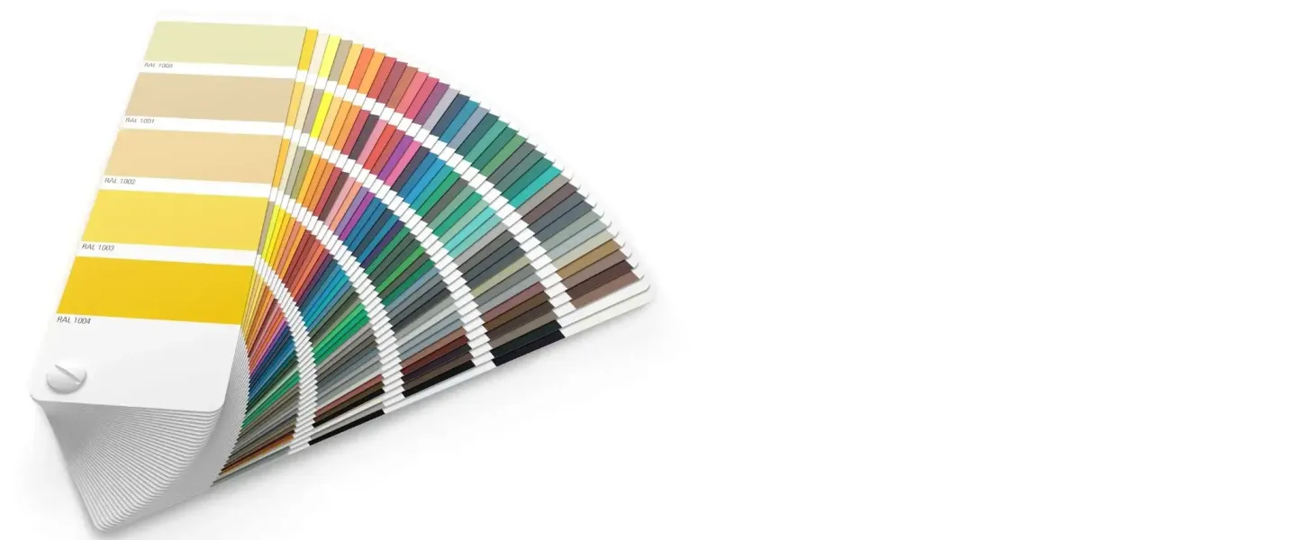 fenetre_couleur_tryba.webp Un éventail de nuanciers de couleurs RAL déployés sur un fond blanc.